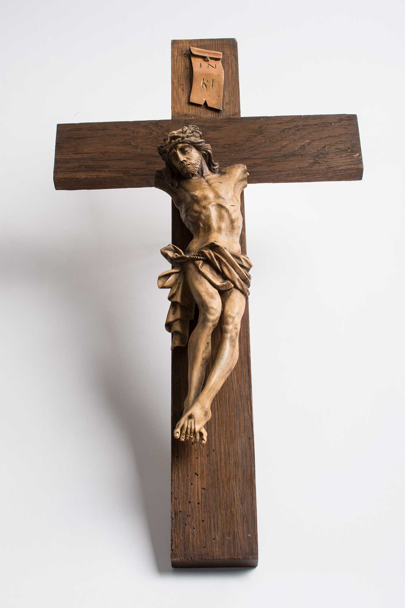 Piękny Drewniany krucyfiks z drewnianą figurką Chrystusa po renowacji, całość zawoskowana
