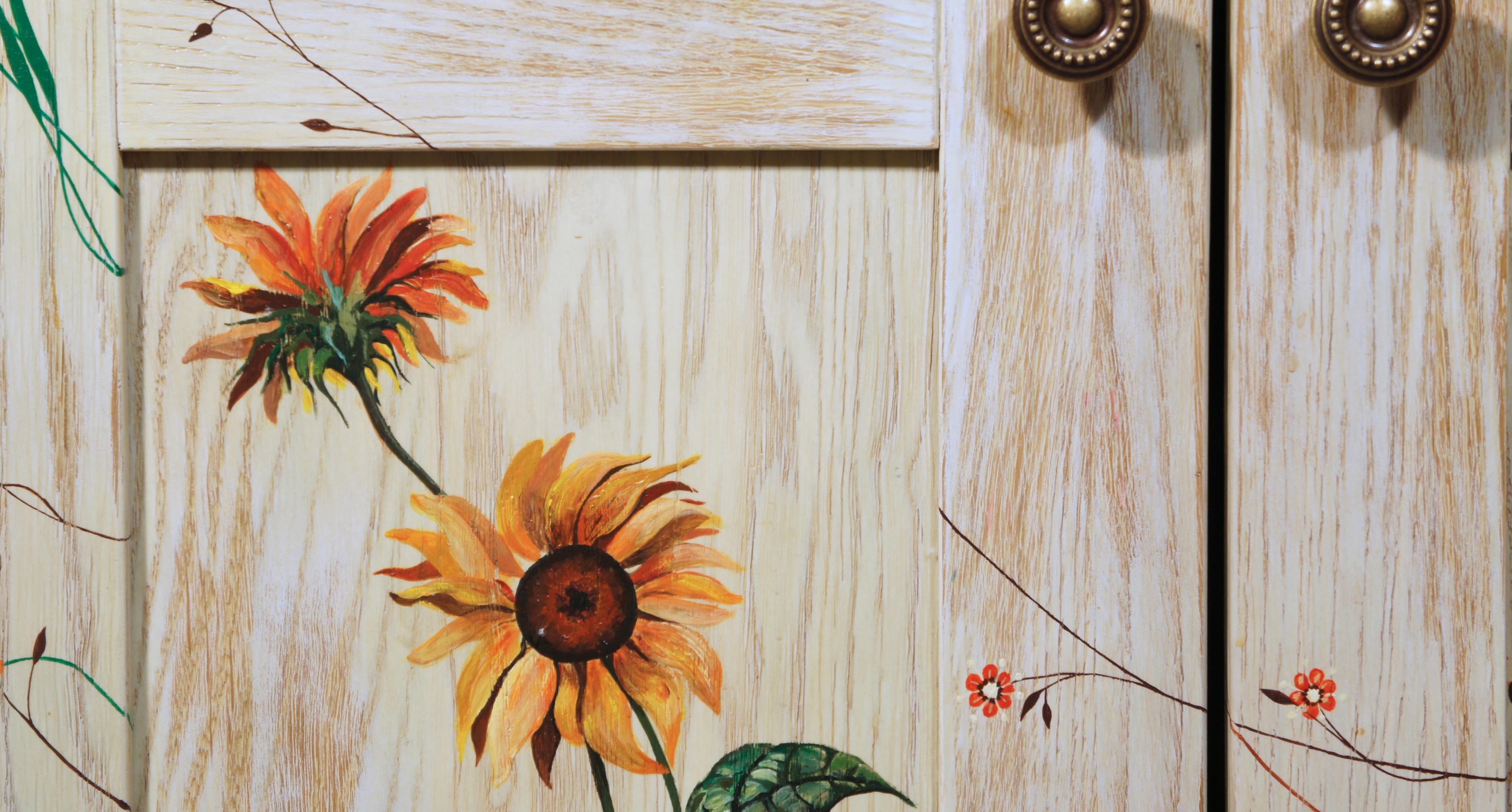 Drewniana szafka łazienkowa malowana ręcznie w kwiaty
