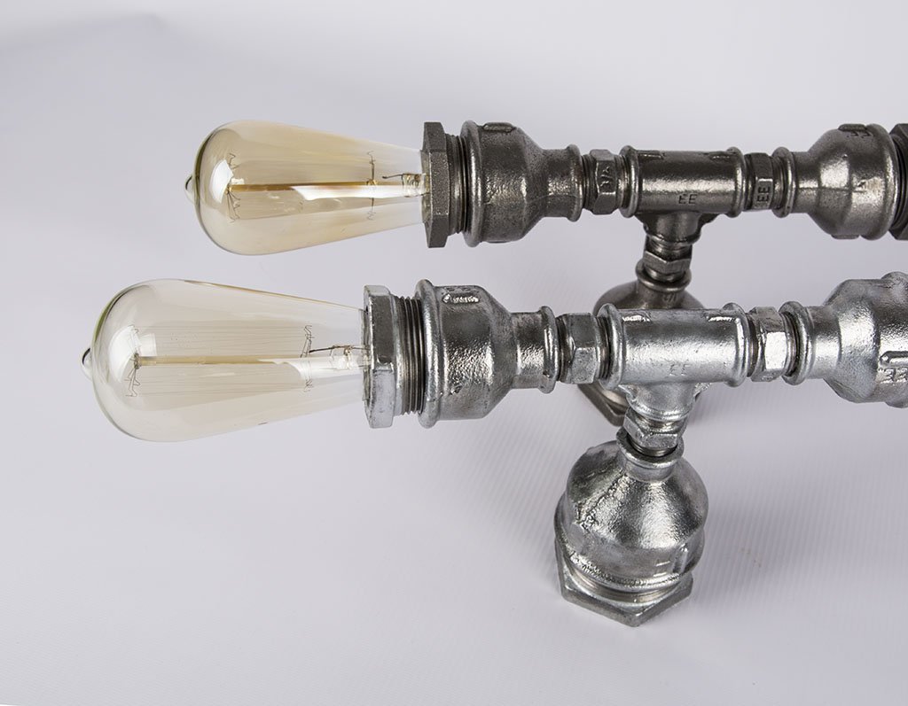Industrialna Lampa z Rur - Dwa Kinkiety wykonane z czarnych i ocynkowanych elementów hydraulicznych na szarym tle