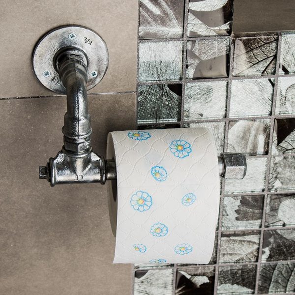 Industrialny Uchwyt z Rur Stalowych na Papier Toaletowy zamontowany w łazience