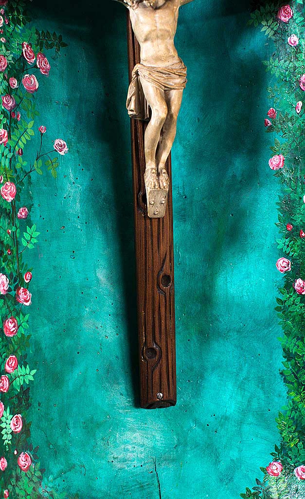 Fragment drewnianej kapliczki wykonanej ze starej niecki