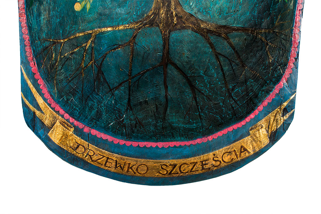 Ręcznie Malowana Drewniana Kapliczka - fragment z widocznym napisem Drzewko Szczęścia