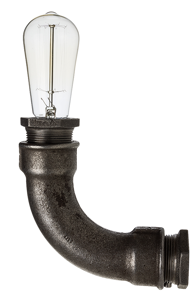 Industrialna lampa ścienna wykonana z rur wodnych z dużą żarówką