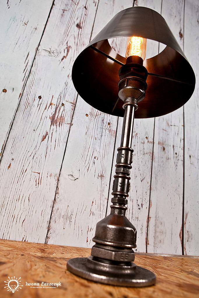Lampka Nocna z Rur - industrialna lampa stołowa wykonana z elementów hydraulicznych