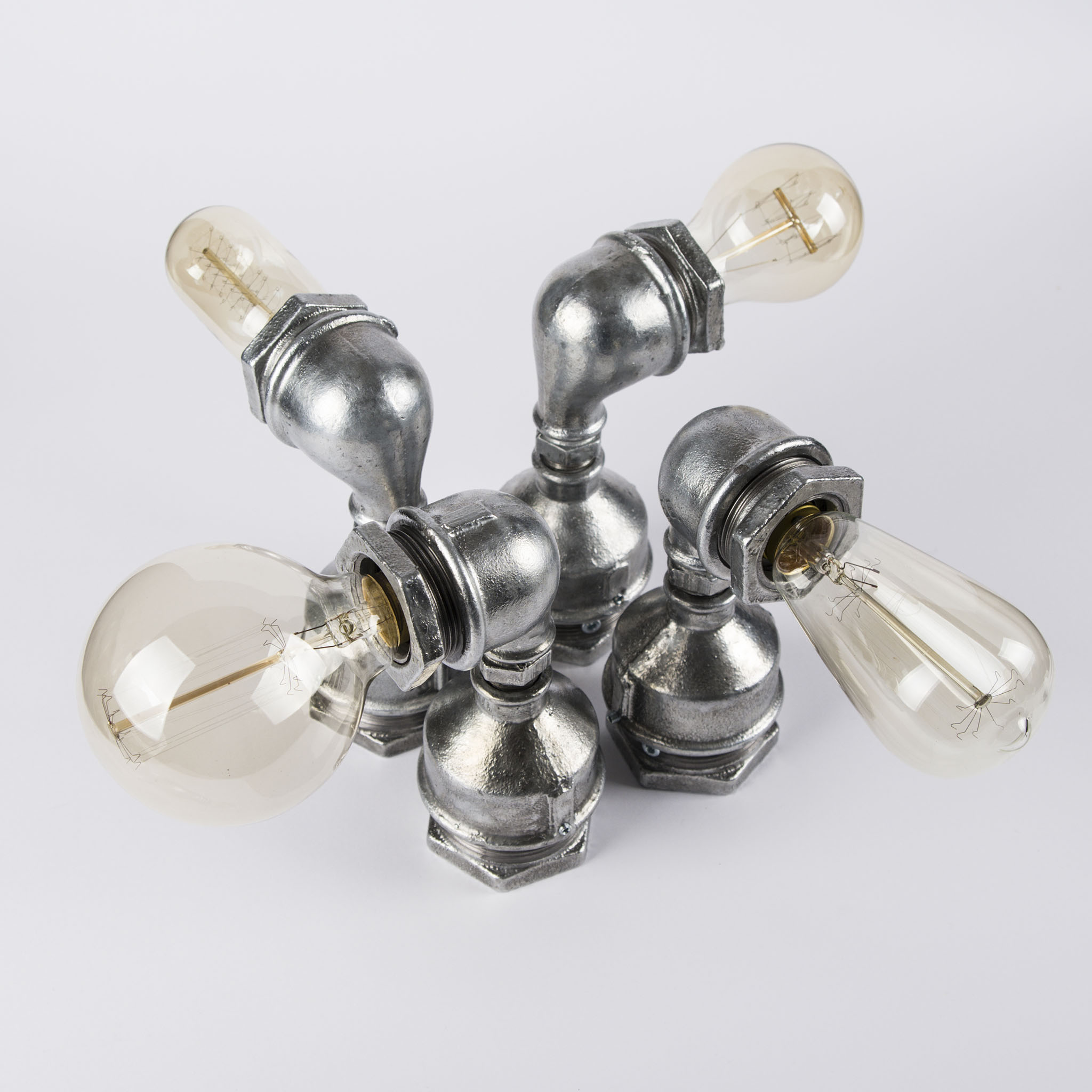 Industrialna Lampa wykonana z rur - cztery srebrne lampy z różnymi żarówkami