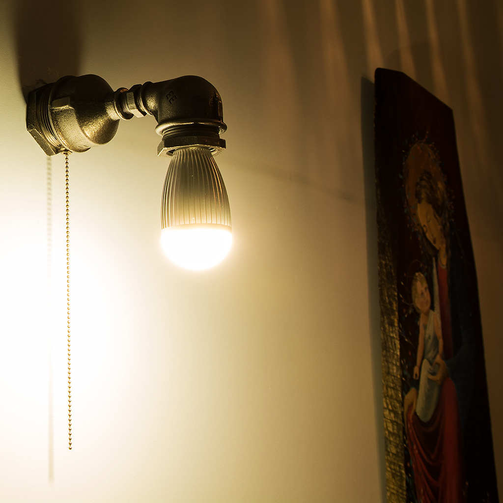 Industrialna Lampa z Rur - zamontowana na ścianie